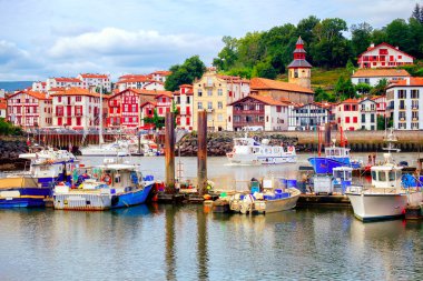 Bağlantı noktası Saint-Jean-de-Luz, Fransa evlerde renkli Bask