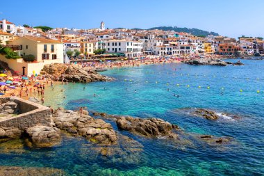 Calella de Palafrugell, popüler bir tatil kasabası Rocky plaj 