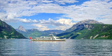 Lake Lucerne üzerinde yolcu gemisi, Alpler dağları, İsviçre
