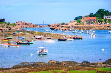 Balıkçı tekneleri Cote de Granit Rose, Brittany, Fransa