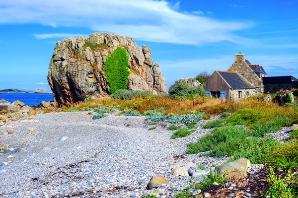 Rumah dan batu di pantai atlantik, Brittany, Perancis — Stok Foto