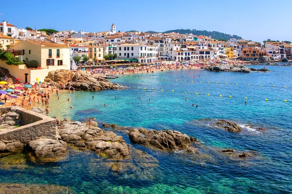 Playa rocosa en Calella de Palafrugell, una popular ciudad turística en — Foto de Stock