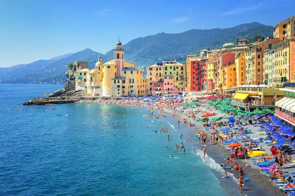 Praia de areia em Camogli por Genoa, Italia — Fotografia de Stock
