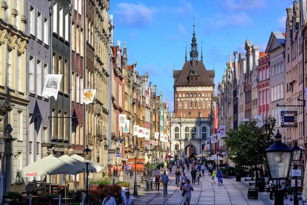 Crowded pedestrian street in Gdansk, Poland, on a summer evening — Stock Photo, Image