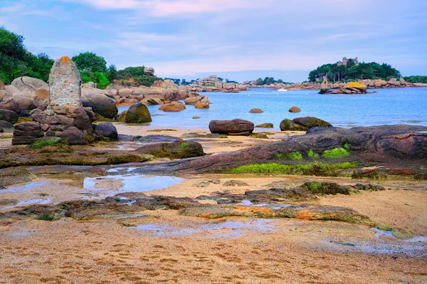 Atlanten rosa granitkusten av Tregastes, Bretagne, Frankrike — Stockfoto