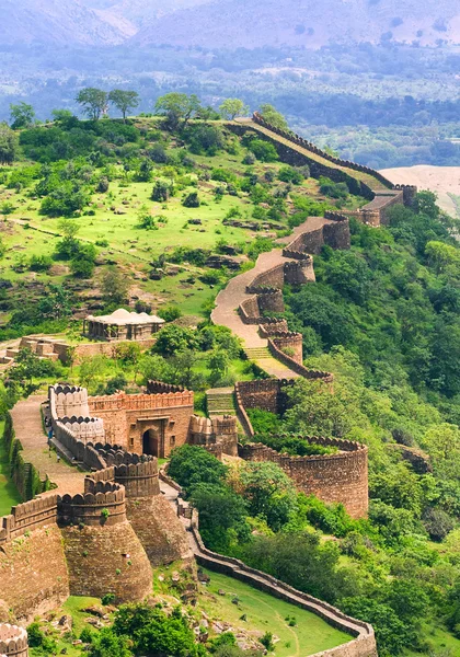 Massive Mauern der Festung Kumbhalgarh, Indien — Stockfoto