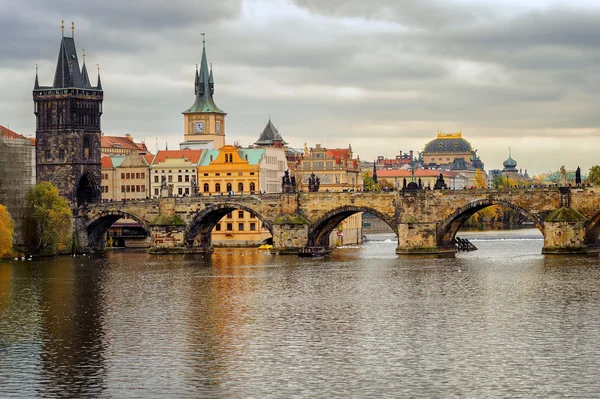 Pont Charles et la vieille ville de Prague, République tchèque — Photo