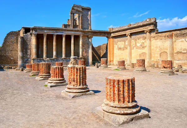Руины древнеримского храма в Помпеях, Неаполь, Италия — стоковое фото