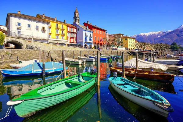 Färgglada båtar i olt staden av Ascona, Ticino, Schweiz — Stockfoto