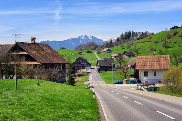 Krajina s menší vesnice ve středním Švýcarsku — Stock fotografie