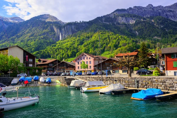 Small swiss town on Lake Interlaken, Switzerland — Stock Photo, Image