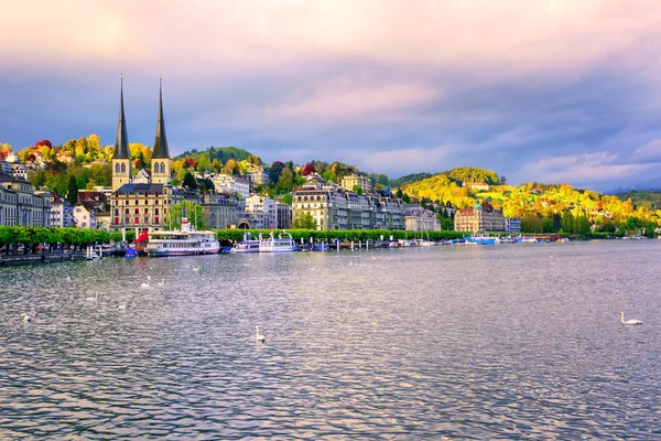 Hotel mewah di tepi pantai Danau Lucerne, kota Lucerne, Swiss — Stok Foto