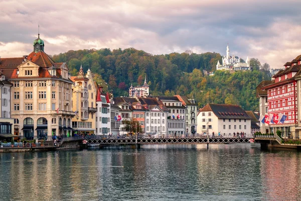 Brienz town near Interlaken and snow covered Alps mountains, Switzerland — Stock Photo, Image