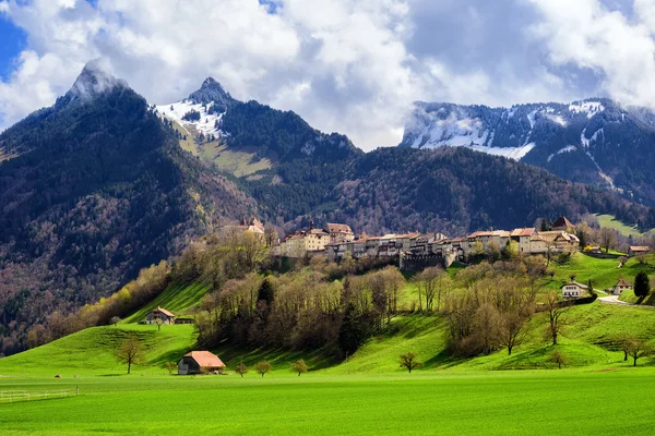 Brienz město poblíž Interlakenu a sníh zahrnuty hory Alpy, Švýcarsko — Stock fotografie