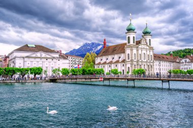 Lucerne, İsviçre, Jesuite churche, Reuss nehri ve Pilatus Dağı