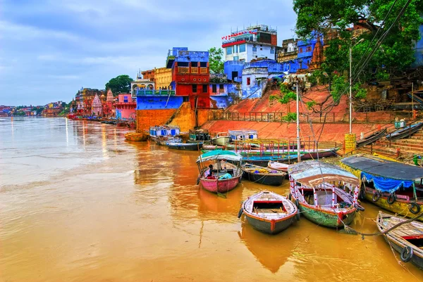 มุมมองของ Varanasi บนแม่น้ํา Ganges, ประเทศอินเดีย — ภาพถ่ายสต็อก