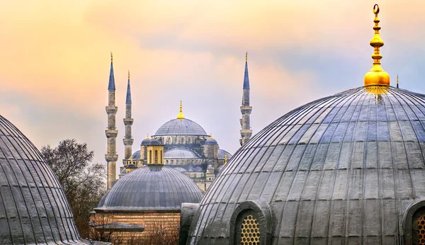 Cúpulas de la Mezquita Azul en Estambul al atardecer —  Fotos de Stock