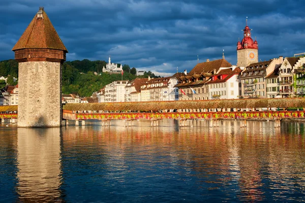 Lucerna, Suiza, vista sobre el casco antiguo con el puente de la capilla — Foto de Stock