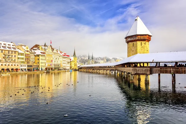 Lucerne, Switzerland, Chapel bridge and Water Tower covered with snow on a winter day — Stockfoto