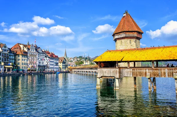 Luzern, Schweiz, Kapellenbrücke und Wasserturm — Stockfoto