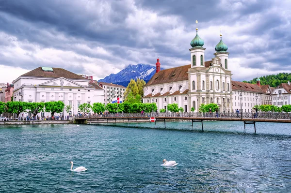 Lucern, Švýcarsko, Jesuite, řeka Reuss a Mount Pilatus — Stock fotografie