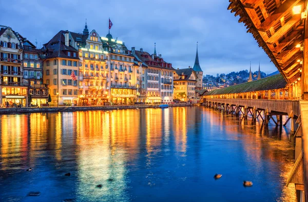 Lucerne, Swiss, pemandangan kota tua dari jembatan kapel kayu — Stok Foto