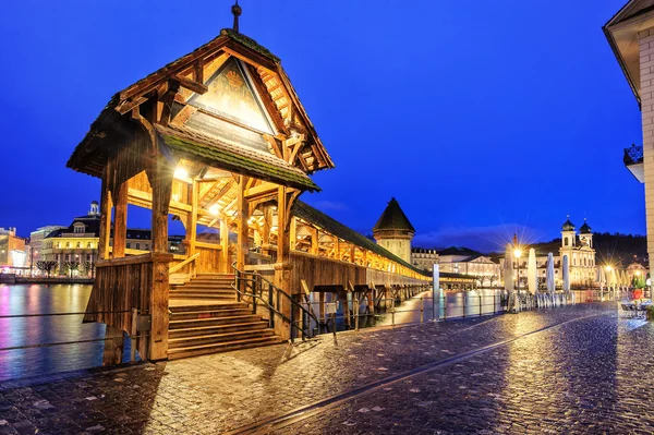 Lucerne, Swiss, pintu masuk ke Jembatan Kapel kayu — Stok Foto