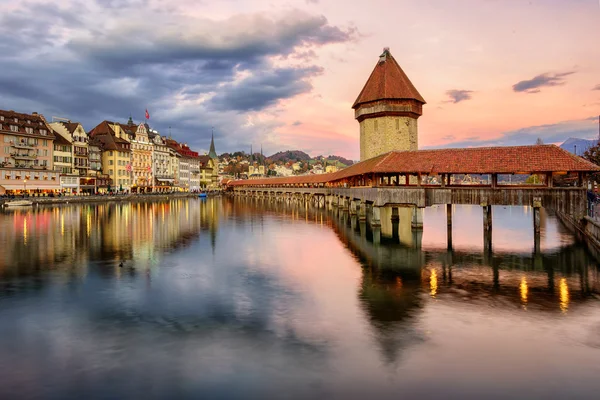 Ponte della cappella in legno e torre dell'acqua al tramonto, Lucerna, Switzer — Foto Stock