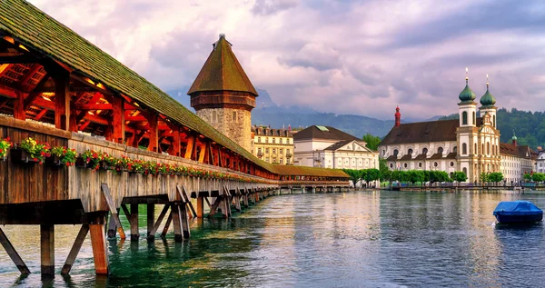 Panoramic view of the Chapel Bridge in Lucerne, Switzerland — Stock Fotó