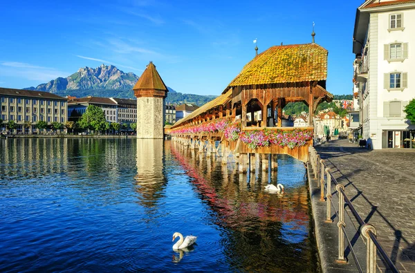 Jembatan Kapel kayu dan Menara Air int Lucerne, Swiss Stok Gambar