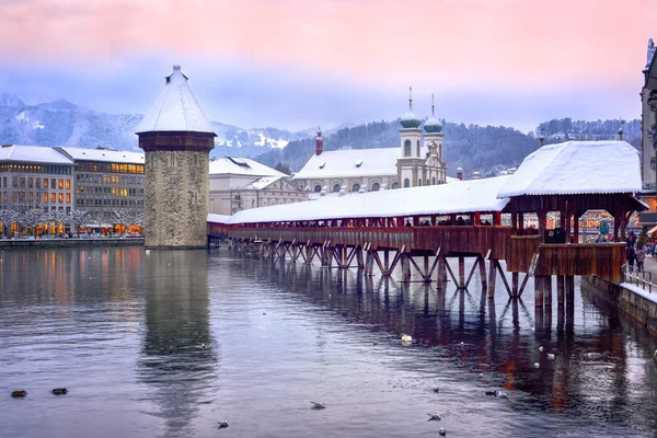 Lucerne, Swiss, jembatan kapel, menara air dan gereja Yesuit Stok Gambar