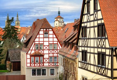 Geleneksel kırmızı kiremit çatılar ve yarı ahşap evleri Rothenburg, Almanya