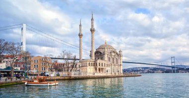 Ortaköy Camii ve Boğaziçi Köprüsü üzerinde Avrupa yakasında, Istanbul, Türkiye