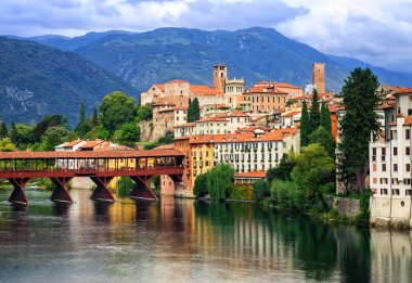 Bassano del Grappa, küçük Ortaçağ kenti Alps dağlarda, İtalya