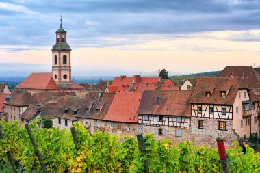 Riquewihr, Alsace, Fransa günbatımı üzerinde