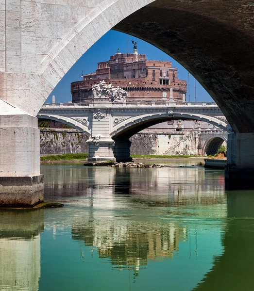 Broarna över floden Tibern med Castel Sant Angelo, Rom, Italien — Stockfoto