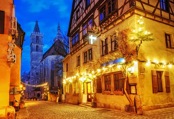 Noel dekorasyon ışıklar gece Rothenburg ob der Tauber, Almanya — Stok fotoğraf