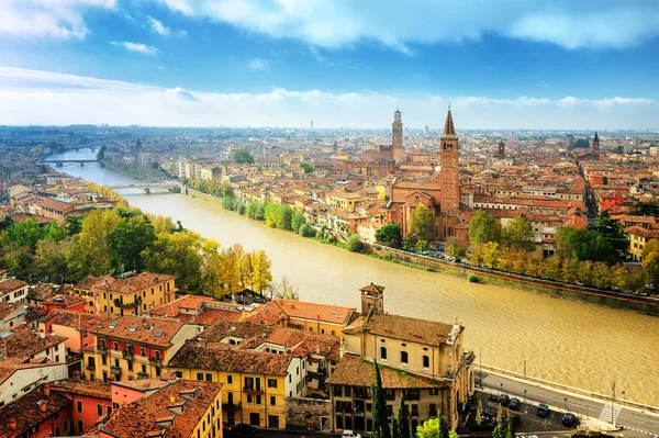 Verona eski şehir ve nehir Adige, İtalya — Stok fotoğraf