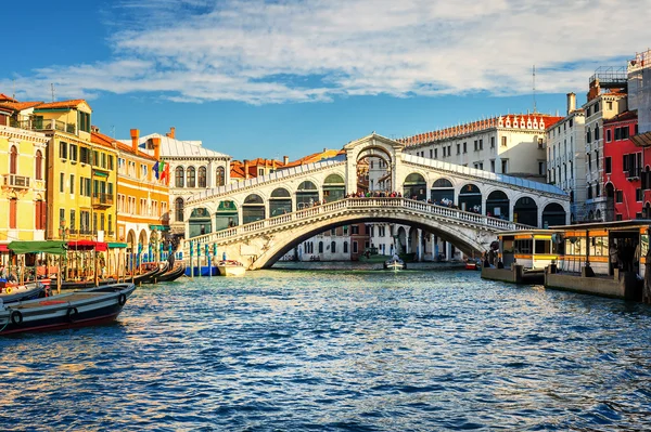 The Grand Canal and Rialto bridge, Venice, Italy — Stock Photo, Image