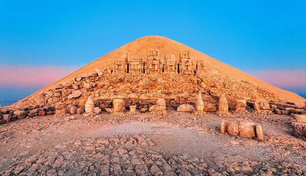 Sochy na vrcholu Mount Nemrut v Turecku na východ slunce — Stock fotografie