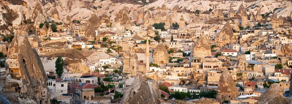 Cappadociër landschap door Goreme, Turkije — Stockfoto