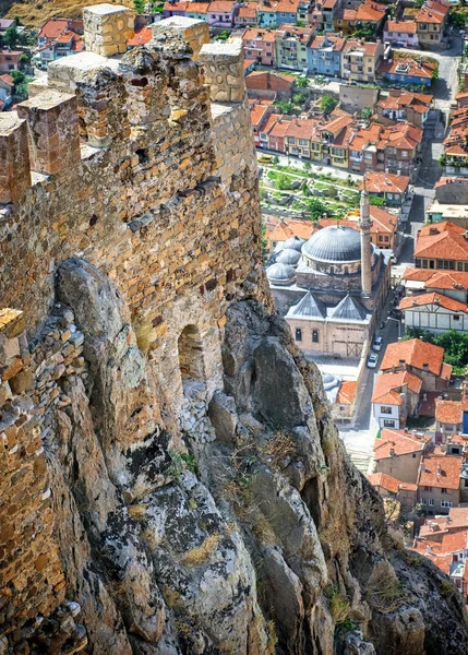 Karahisar muren van het kasteel op een heuvel over de oude stad Afyon, Turkije — Stockfoto