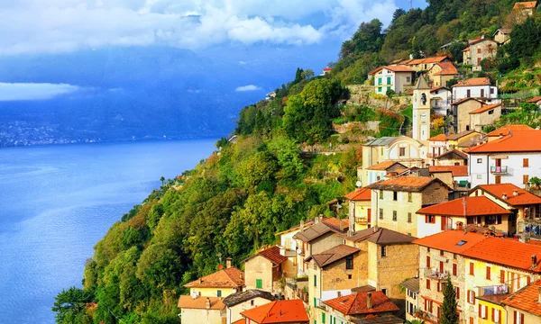 En liten stad vid Comosjön i norra Italien nära Milano, Italien — Stockfoto