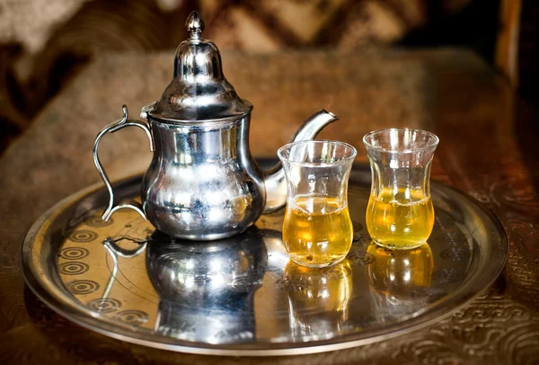 Set de té de menta de nana árabe con maceta de té de metal y vasos —  Fotos de Stock