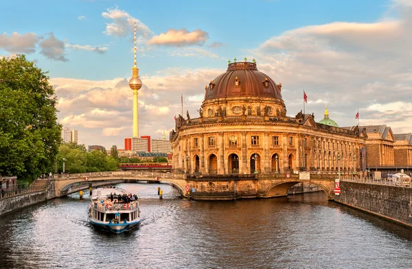 Isla museo en el río Spree y Alexanderplatz TV, Berlín, Alemania — Foto de Stock