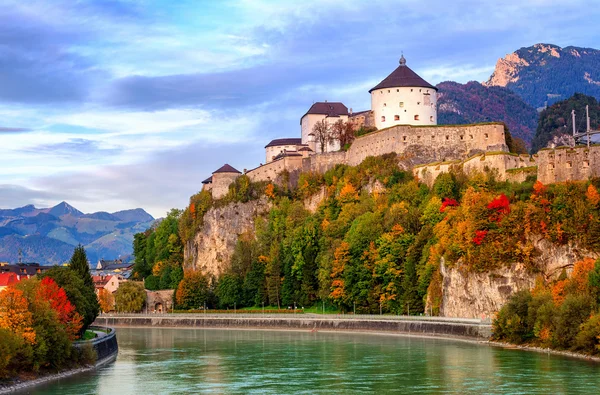 Hradě Kufstein u řeky Inn, Rakousko — Stock fotografie