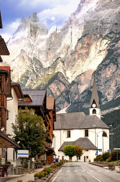 Desa Alpine di Dolomites Alps, Tirol, Italia — Stok Foto