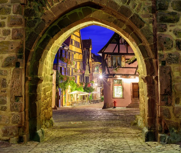 Şehir duvar kapıdan Riquewihr, Alsace, Fransa ' nın görünümü — Stok fotoğraf