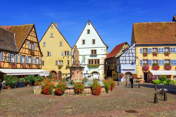 Πολύχρωμα ξύλινα σπίτια σε Eguisheim, Αλσατία, Γαλλία — Φωτογραφία Αρχείου