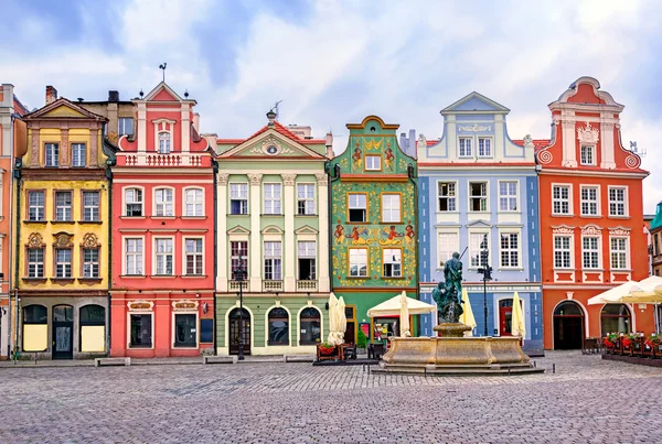 Färgstark renässans fasader på det centrala torget i Poz — Stockfoto